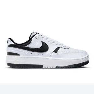 Nike women’s black/white gamma force size 9